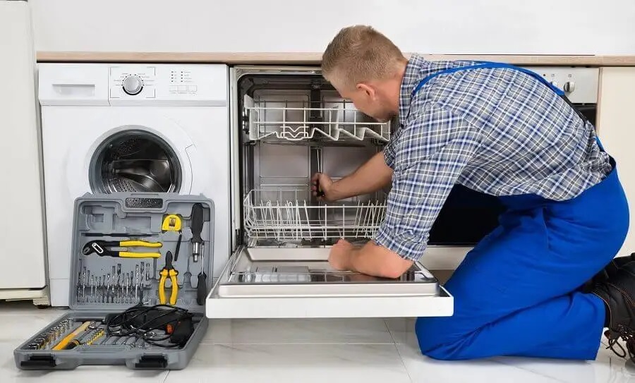 Bayraklı Gorenje servisi teknisyen ekibi beyaz eşya tamiri yaparken